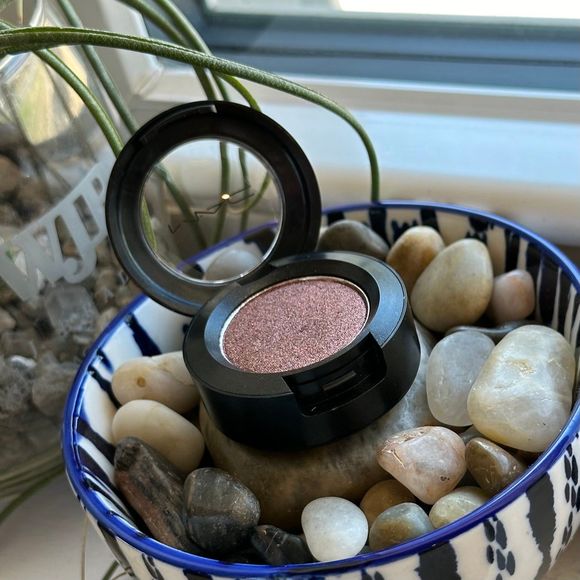 MAC Nude Model Frost Eyeshadow Single Plum Neutral Metallic Shimmer - Picture 3 of 12